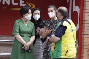 La Reina ha ejercido de intérprete entre la coreana y el vendedor de la ONCE