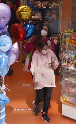 Gloria Camila y Rocío Flores  compraron globos para José Fernando