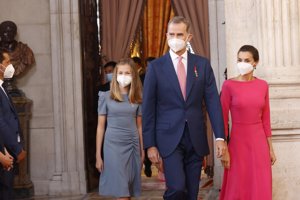 Los Reyes y la Princesa Leonor, a su llegada al salón de columnas del Palacio Real