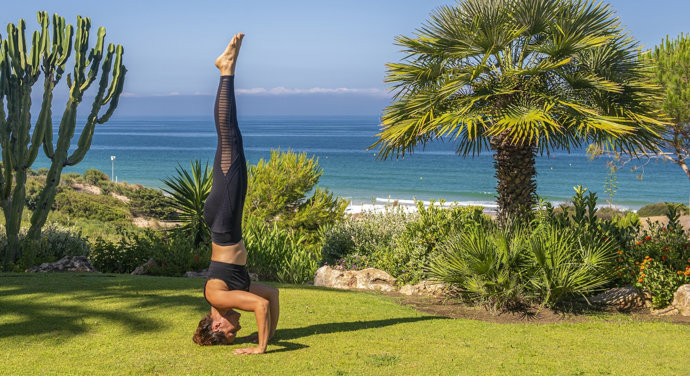 El yoga es una práctica ideal para combatir la pesadez de las piernas en verano