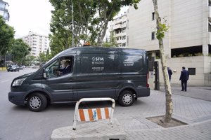 Furgoneta funeraria sale de la casa de  Mila Ximenez con sus restos mortales