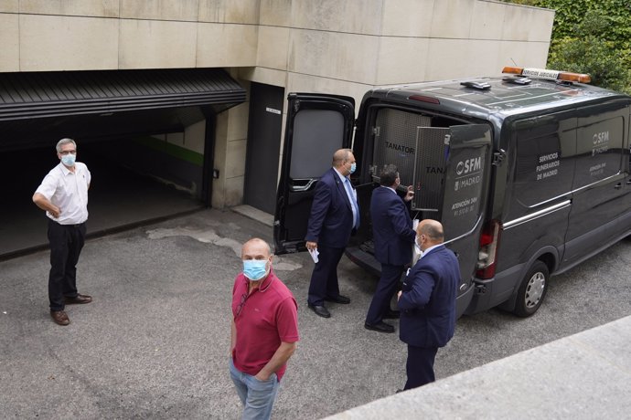 Manolo, hermano de Mila, con los miembros de la funeraria