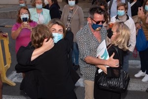 Carlota Corredera y David Valldeperas, abrazando a las hermanas de Mila