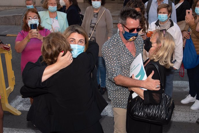 Carlota Corredera y David Valldeperas, con las hermanas de Mila