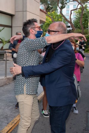 Manolo, muy afectado, recibe el consuelo de David Valldeperas