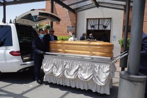 El féretro con los restos mortales de la colaboradora