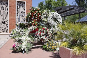 Numerosas coronas de flores, testigos del cariño que todos tenían por Mila