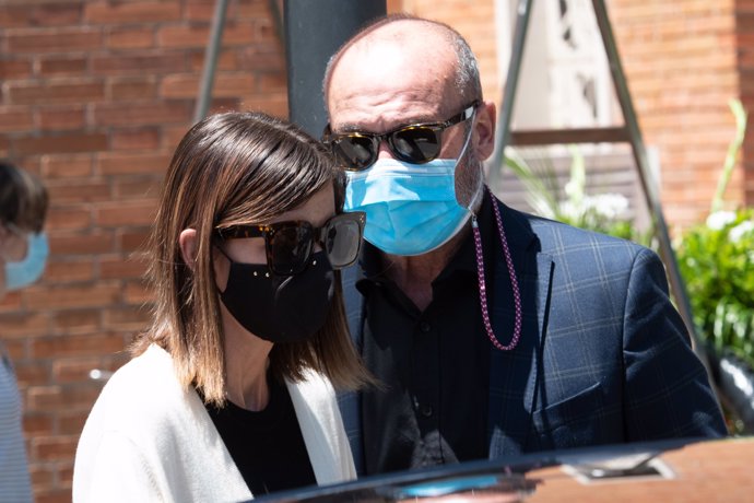 Alba, muy afectada, con su tío Manolo