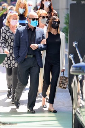 La familia ha abandonado unida el tanatorio