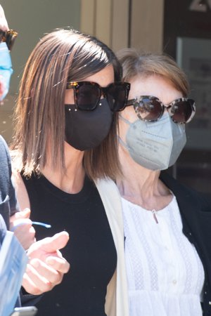 Alba, devastada, con su tía Concha