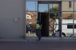 Los agentes estarían buscando dinero oculto en escondites en la casa y en la productora de Moreno