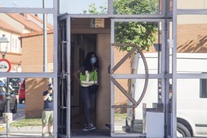 Los agentes estarían buscando escondites de dinero en los estudios del productor