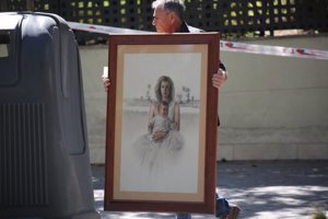 Un retrato de Mila y Alba se irá  a Amsterdam con la hija de la periodista