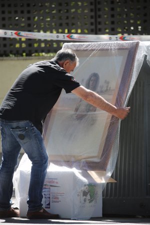 Los operarios han envuelto cuidadosamente el cuadro de Mila y Alba