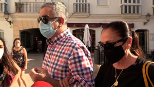 Muy serios, ni Agustín ni Isabel han hecho declaraciones a su llegada