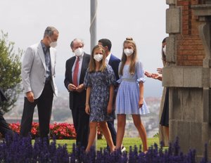 La familia Real ha mantenido un encuentro informal con anteriores premiados de la FPDG