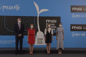 La Reina Letizia recupera su vestido más brillante y estrellado