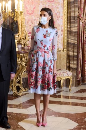 La Reina Letizia sigue con su estrategia de reciclar vestidos y opta por el más veraniego