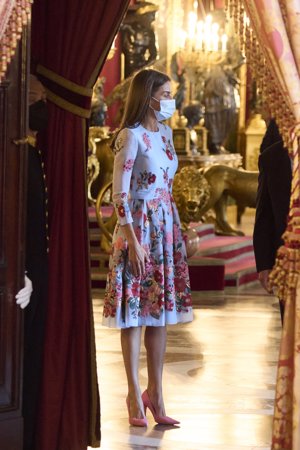 La Reina Letizia sigue con su estrategia de reciclar vestidos y opta por el más veraniego