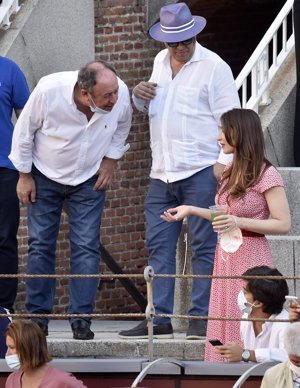 Luismi centró su atención en una amiga, con la que se mostró de lo más relajado