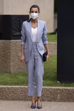 La monarca ha estrenado un veraniego traje en color gris