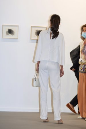 Doña Letizia, muy interesada durante su recorrido