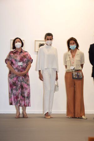 La Reina ha protagonizado un espectacular estreno en color blanco