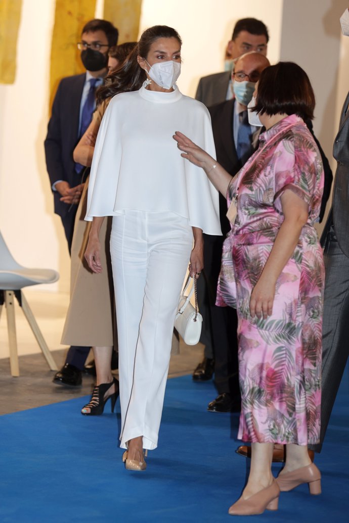 La Reina ha estrenado un conjunto en color blanco