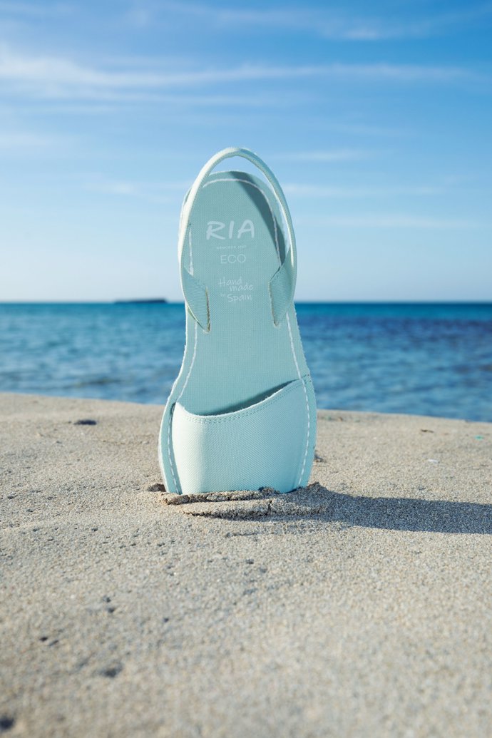 Ria Menorca lanza una colección de abarcas de plástico 100% reciclado