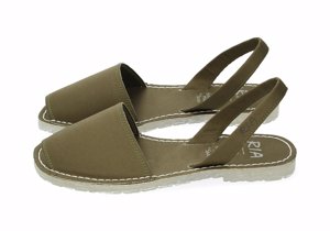 Una colección de 8 modelos en verde menta, verde caqui, azul, gris y rosa  para toda la familia