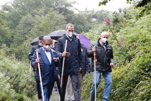 El Rey Felipe, con el tradicional bastón de peregrino
