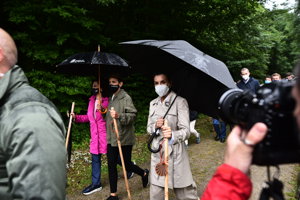 La Reina se protegió de la lluvia con un enorme paraguas