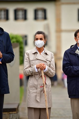 Doña Letizia ha recuperado su trench beige de Hugo Boss