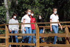 Leonor y Sofía, con vaqueros y camiseta blanca