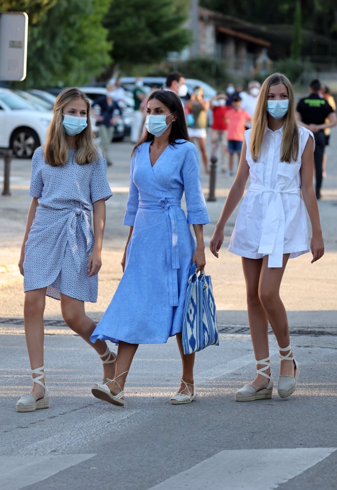 La Reina y sus hijas, con looks combinados en Mallorca