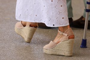 La monarca apuesta por las cuñas y las esparteñas en verano