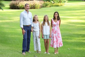 La reina siempre enamora a su paso por Mallorca con sus looks veraniegos y coloridos