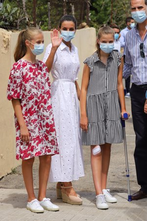 El blanco es uno de los colores preferidos de doña Letizia en sus posados veraniegos.