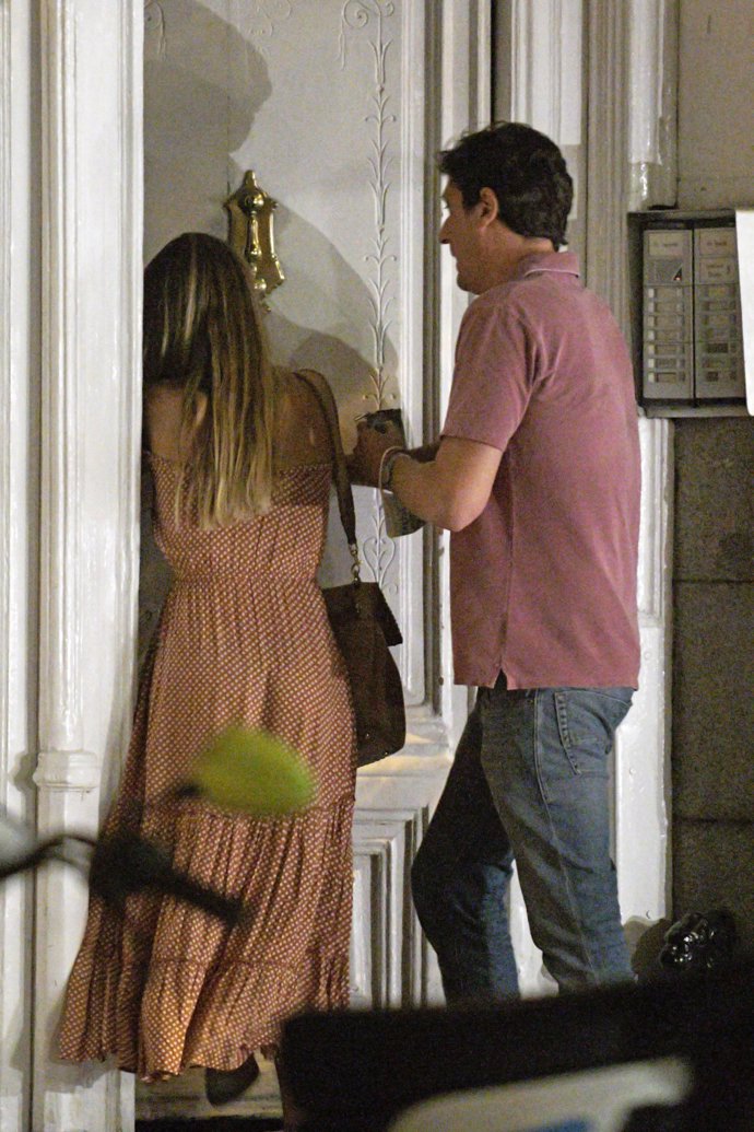 La pareja, entrando en una casa 