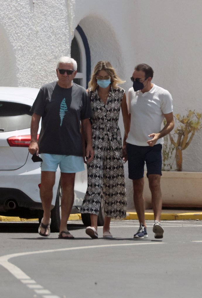 Enrique Ponce y Ana Soria, con el padre de la almeriense