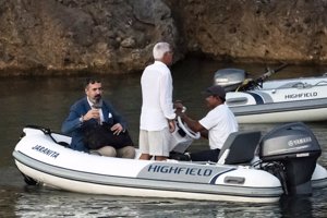 El ex de la Infanta Elena, a bordo de una zodiac en traje