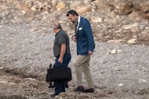 Marichalar, con un look de lo más inusual para pasear por la playa