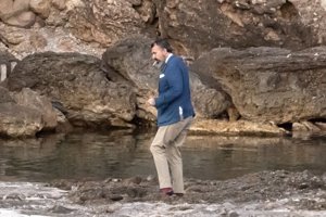 Lejos de lucir bañador y chanclas, Marichalar se subió a la zodiac con traje, corbata y mocasines