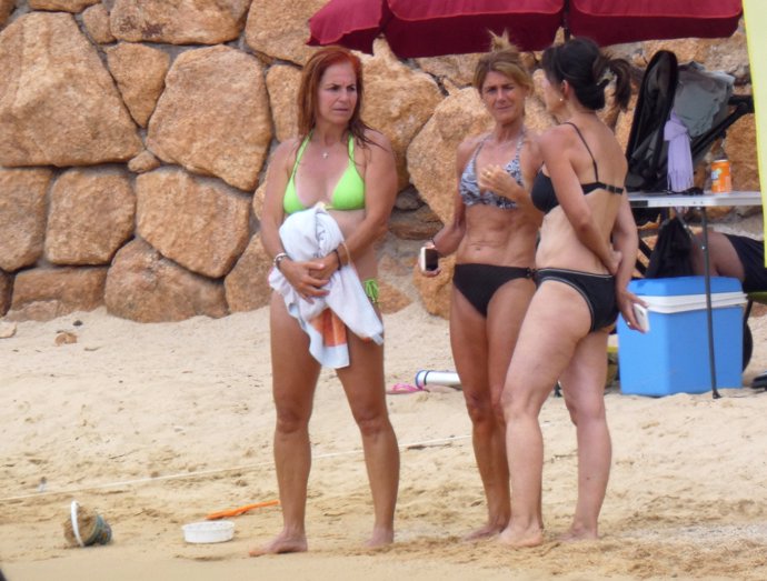 Arantxa Sánchez Vicario compartió confidencias con su hermana a la orilla del mar