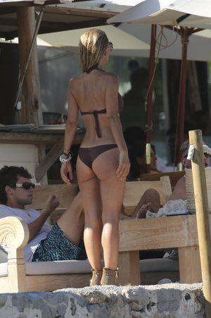 Cayetana Guillén Cuervo ha presumido de cuerpo durante una romántica jornada playera con su marid