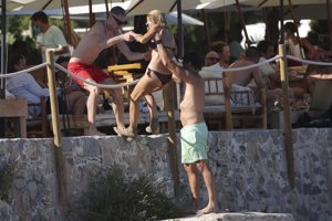 Pendiente de Cayetana en todo momento, Omar Ayyashi ayudó a su mujer a subir un muro para llegar al chiringuito