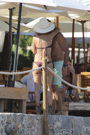 Muy enamorados, Cayetana y Omar intercambiaron constantes gestos de  cariño