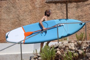 El actor presumió de cuerpo durante una familiar jornada playera