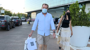 Feliz tras la llegada del nuevo miembro de la familia, Jesús compró varios regalos en un centro comercial cercano a su domicilio