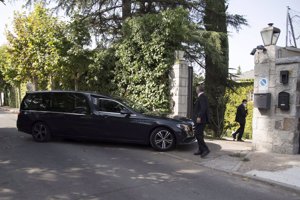 Un coche fúnebre ha recogido los restos mortales de Beatriz Arrastia